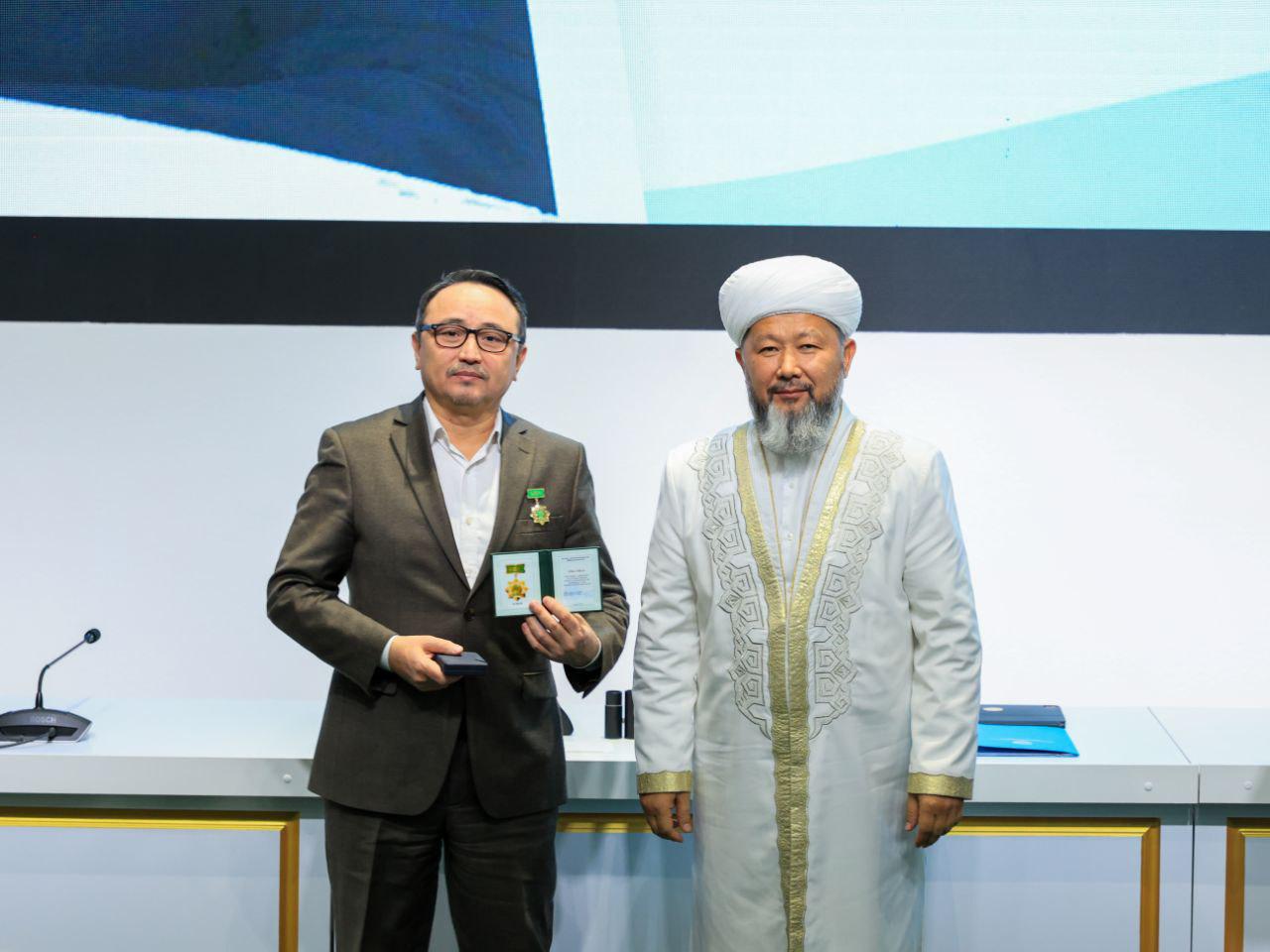 Бас мүфти Наурызбай қажы Тағанұлы Нұр-Мүбарак университетінің проректоры Оңғар Ершат Ағыбайұлын мерекелік медальмен марапаттады